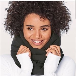 Lululemon Packable puffer scarf